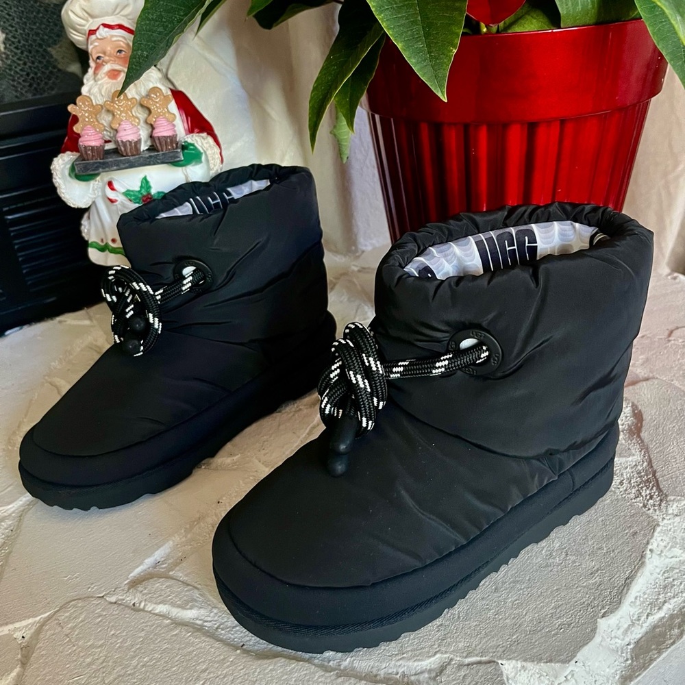 Brand new UGG Australia Girls Black Maxi Cozy Short Boot
